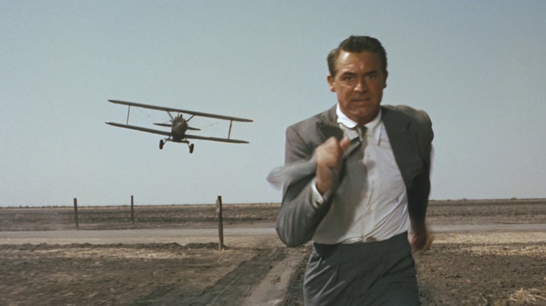 Roger Thornhill est poursuivi à travers le champ d'un agriculteur par un épandeur. "Nord par nord-ouest" (1959)