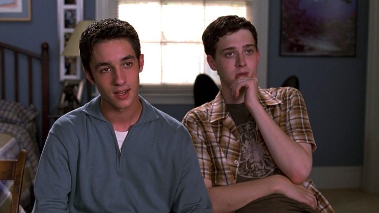 Kevin Myers et Paul Finch regardent leur ordinateur dans American Pie (1999)