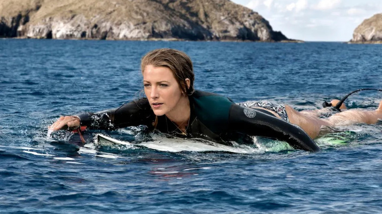 Nancy nageant sur sa planche de surf dans The Shallows