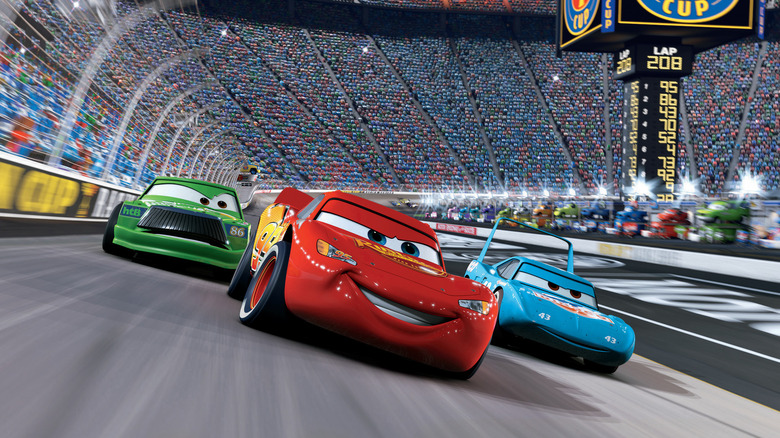 Lightning McQueen zoomant vers la ligne d'arrivée dans Cars (2006)