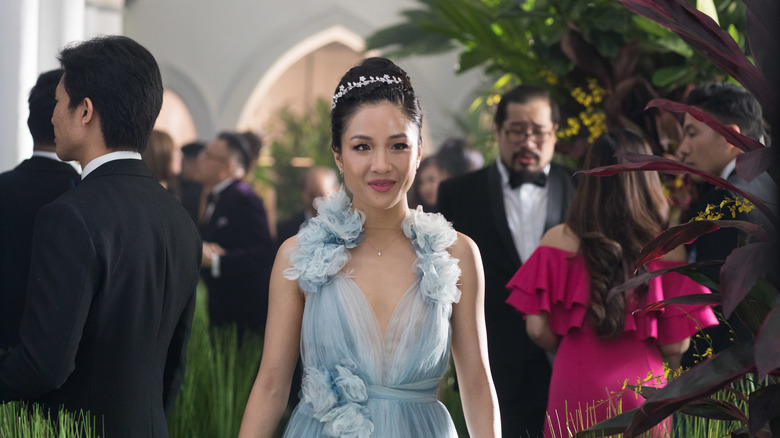 Rachel Chu toute habillée pour un mariage dans Crazy Rich Asians (2018)