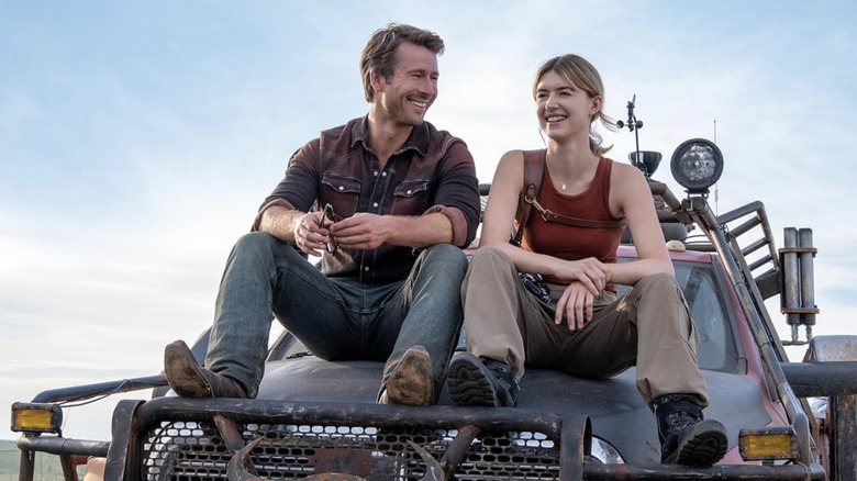 Tyler Owens et Kate Carter se détendent sur la voiture de l'ancien personnage dans Twisters (2024)