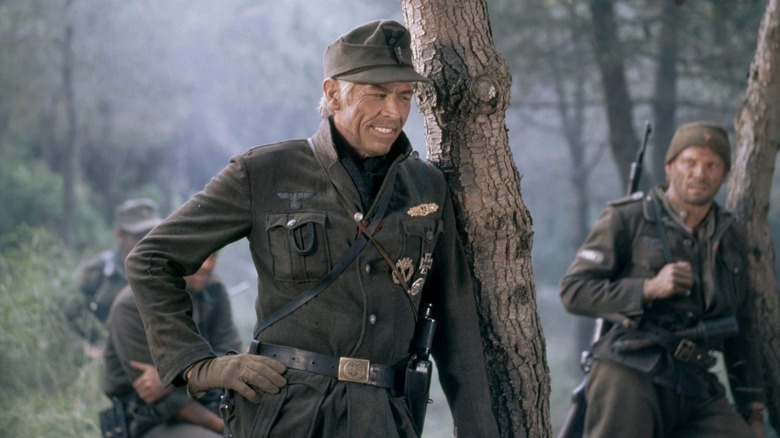 Rolf Steiner dirige un groupe de soldats allemands dans 