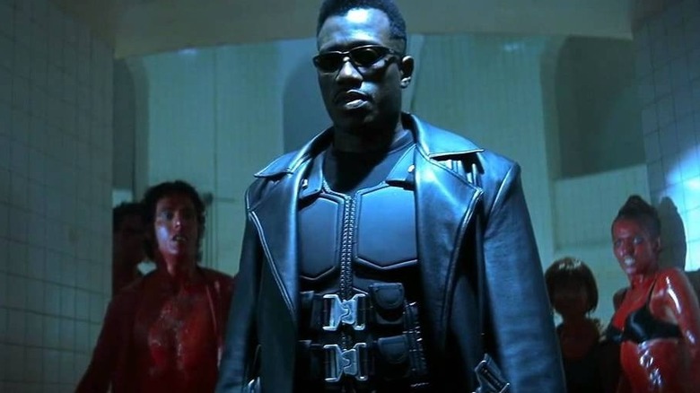 Blade passant devant des vampires couverts de sang dans Blade (1998)