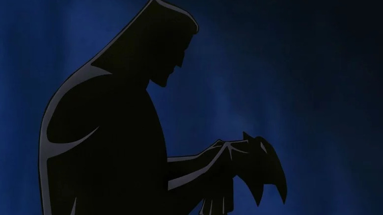 Bruce Wayne regarde le masque de Batman dans Batman : Mask of the Phantasm (1993)
