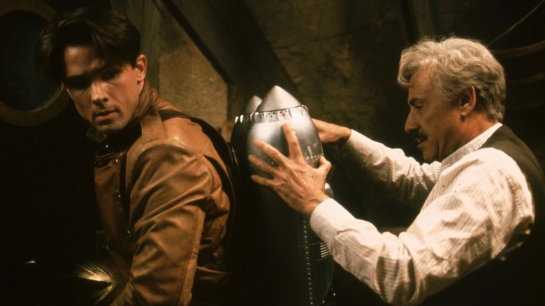 Peevy ajuste le jetpack de Cliff dans The Rocketeer (1991)