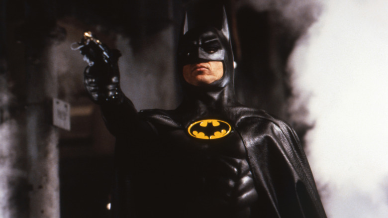 Batman sur le point d'utiliser un grappin dans Batman (1989)