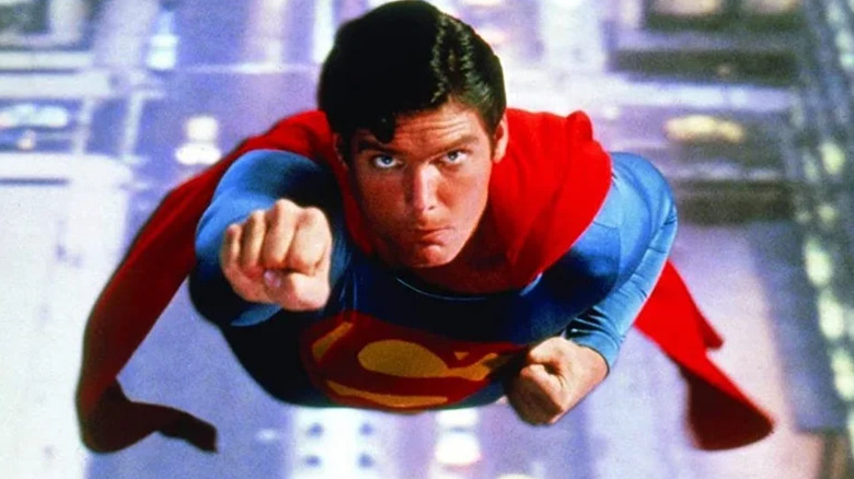 Superman s'envole dans le ciel dans Superman (1978)