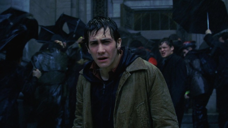 Sam plissant les yeux sous la pluie 