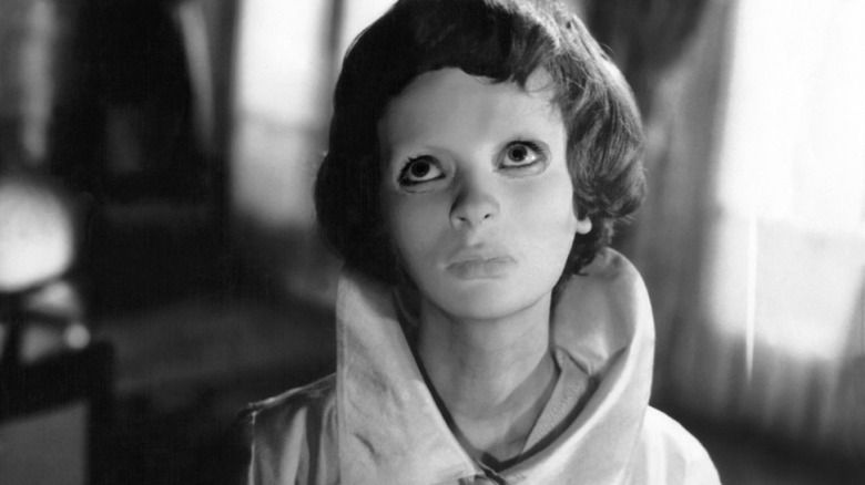 Christiane porte son masque dans Les Yeux sans visage (1960)