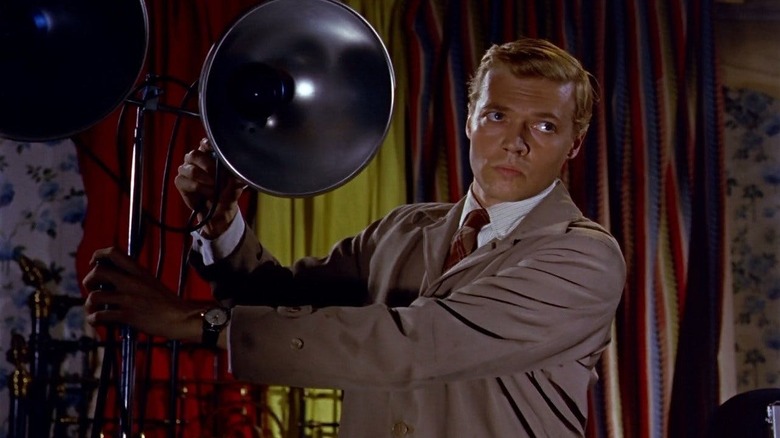 Mark Lewis tirant sur une victime dans Peeping Tom (1960)