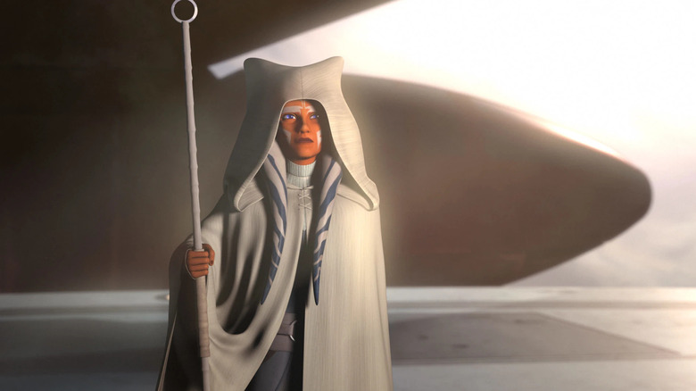 Ahsoka debout avec une robe blanche et un bâton à la fin de Star Wars : Rebels (2018)