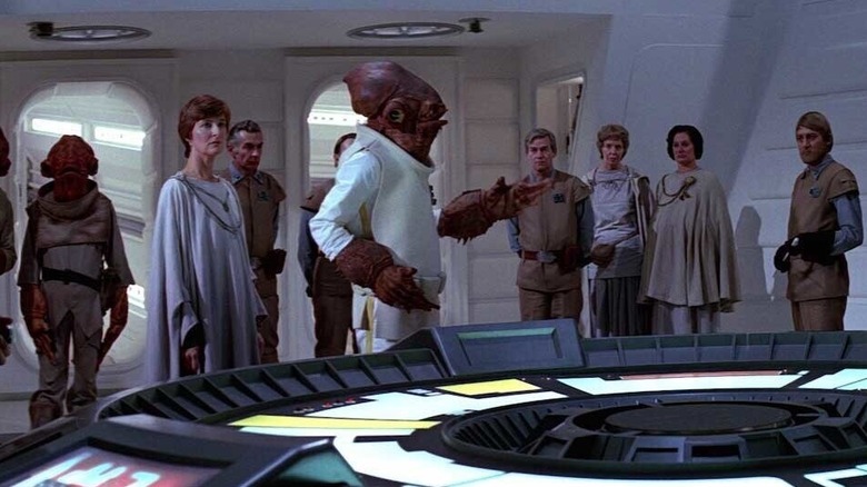Mon Mothma, l'amiral Ackbar et d'autres chefs rebelles lors d'une réunion dans Le Retour du Jedi (1983)