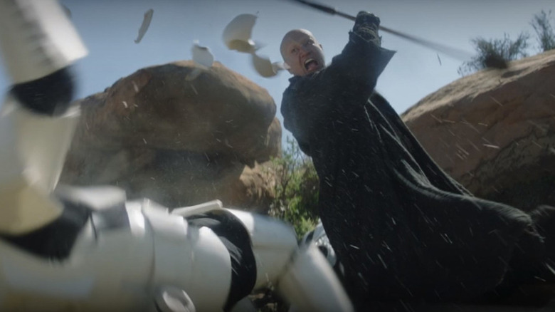 Boba Fett gémissant sur les Stormtroopers avec un bâton gaffi dans The Mandalorian Saison 2 (2020)