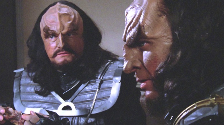 Les Klingons parlent à Worf dans 