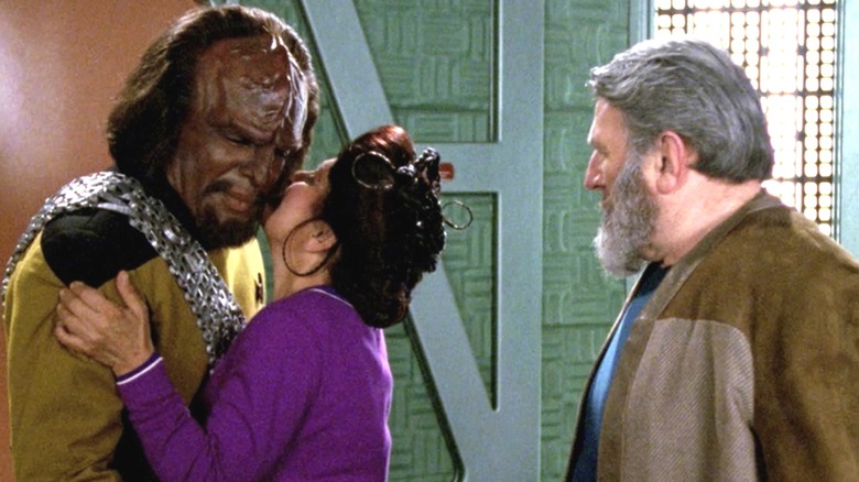 La mère et le père de Worf le saluent "Star Trek : La prochaine génération" (1987-1994)
