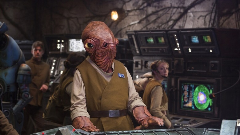 L'amiral Ackbar regarde sa console dans Star Wars : Le Réveil de la Force (2015)