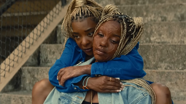 Racine et Anaia assis ensemble dans 
