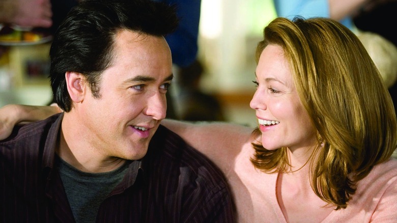 Jake et Sarah parlent et sourient dans Must Love Dogs