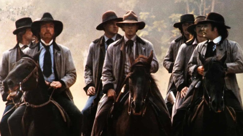 Un gang monte à cheval dans 