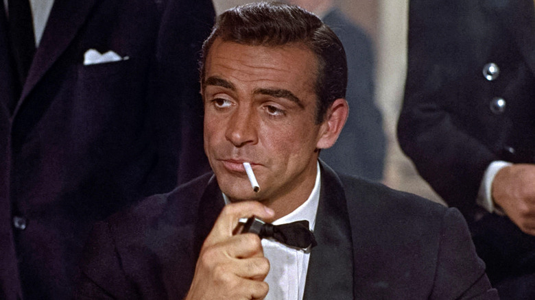 Sean Connery fume en James Bond
