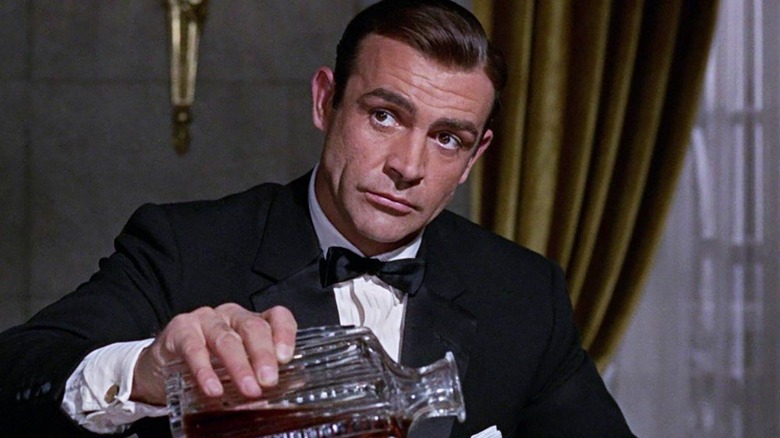 James Bond verse de l'alcool