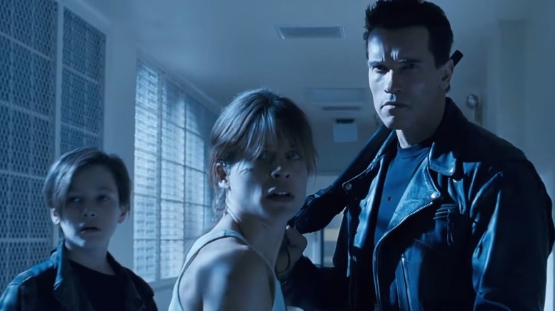 Le Terminator protège Sarah et John Connor dans 