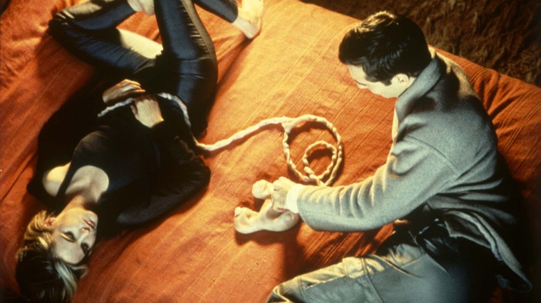 Ted Pikul accroche Allegra Geller à un jeu vidéo dans 