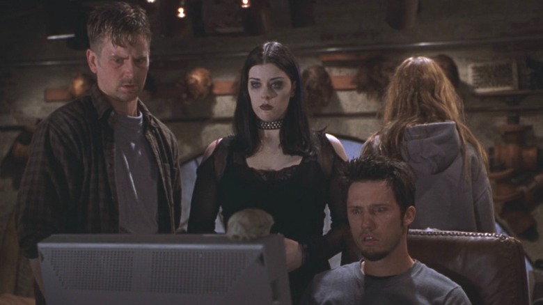 Le groupe d'amis a l'air choqué par ce qu'il y a sur l'ordinateur "Livre des Ombres : Blair Witch 2" (2000)