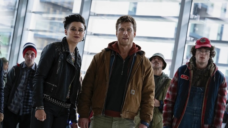 Ben Richards debout avec d'autres concurrents de Running Man dans The Running Man (2025)