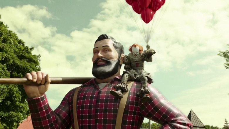 Pennywise traînant sur une statue dans It : Chapitre 2