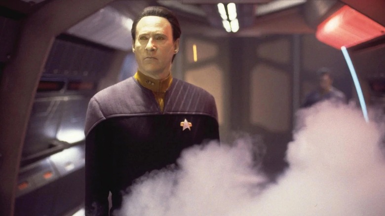 Données dans la fumée dans Star Trek : Nemesis (2002)