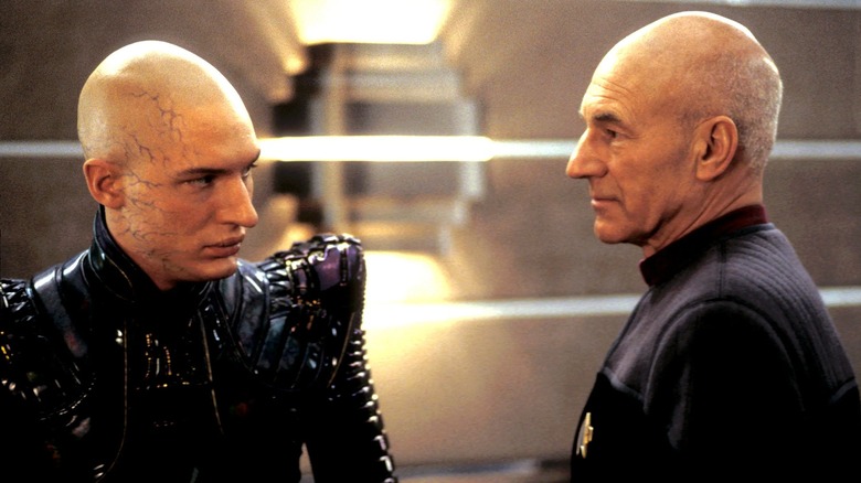 Le préteur Shinzon regarde Jean-Luc Picard dans Star Trek : Nemesis (2002)