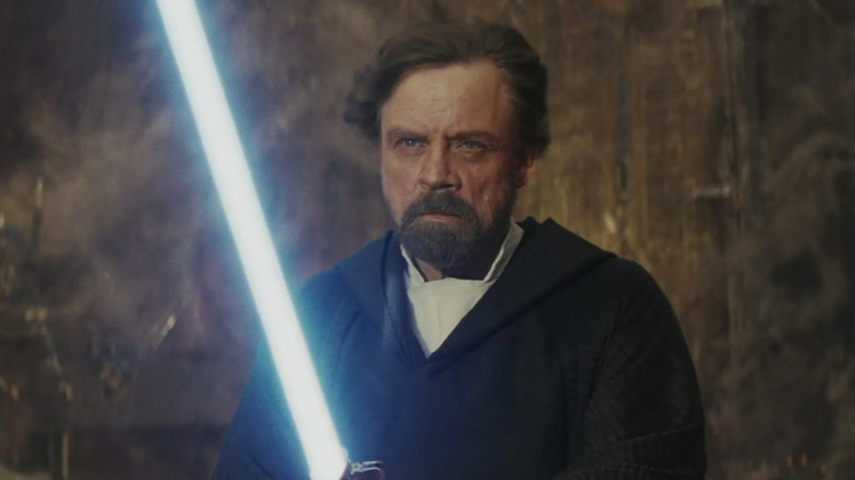 Luke Skywalker tenant un sabre laser dans Star Wars : Épisode VIII - Les Derniers Jedi