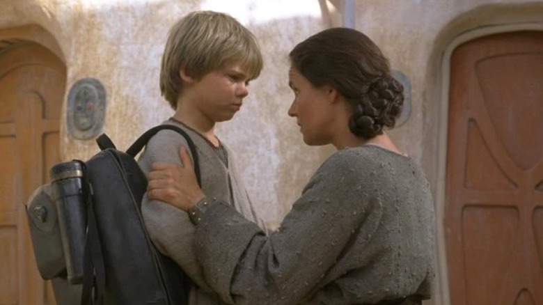 Shmi Skywalker parle au jeune Anakin Skywalker dans Star Wars : Épisode I - La Menace Fantôme