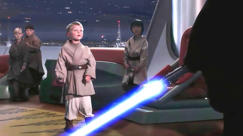 Dark Vador allume son sabre laser avant de tuer des jeunes 