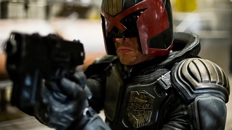 Le juge Dredd sort son arme à feu dans Dredd (2012)