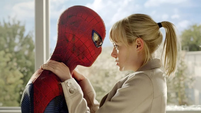 Spider-Man sauve Gwen Stacy dans The Amazing Spider-Man (2012)