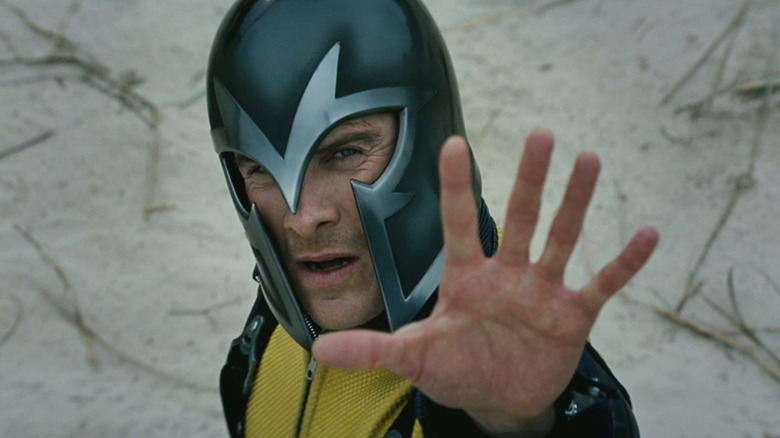 Magneto arrête plusieurs projectiles dans X-Men : First Class (2011)