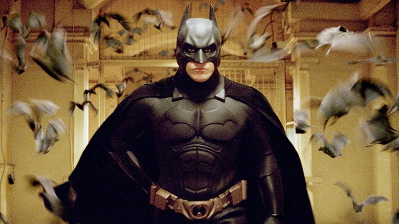 Batman traverse un essaim de chauves-souris dans Batman Begins (2005)