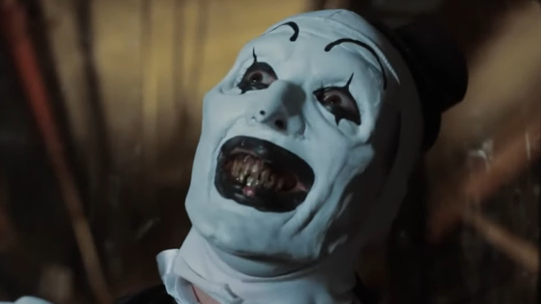 Art le Clown lève les yeux effrayants dans All Hallows' Eve
