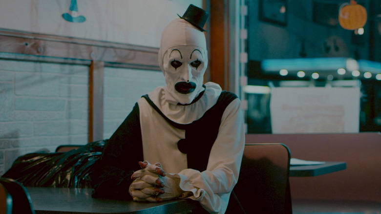 Art le Clown regarde Tara Heyes dans Terrifier