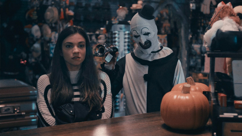 Art the Clown dérange Sienna avec une corne dans un magasin de costumes dans Terrifier 2
