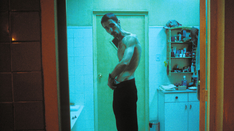 Trevor Reznik se regarde torse nu dans un miroir 