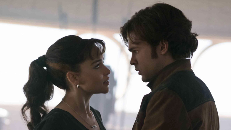 Qi're et Han Solo se regardent dans les yeux "Solo : Une histoire de Star Wars"