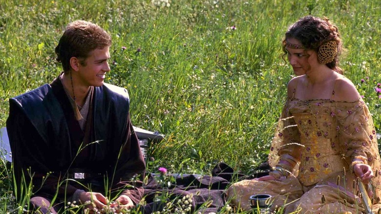 Anakin et Padmé lors d'un pique-nique dans l'herbe 