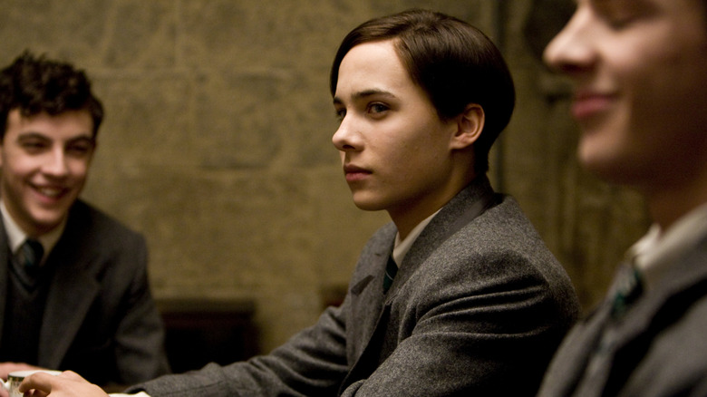 Le jeune Tom Jedusor avec d'autres étudiants de Poudlard dans Harry Potter et le Prince de Sang-Mêlé