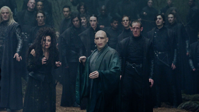 Voldemort entouré de Mangemorts dont Malfoy et Bellatrix Lestrange dans Harry Potter et les Reliques de la Mort Partie 2