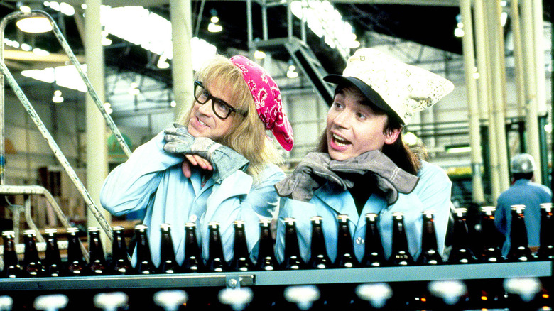 Garth et Wayne à l'usine d'embouteillage dans Wayne's World (1992)