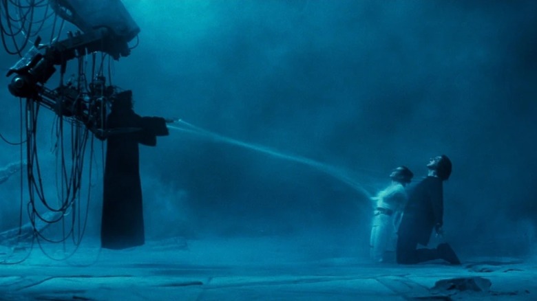 Dark Sidious utilise Force Drain sur Ben et Rey dans 
